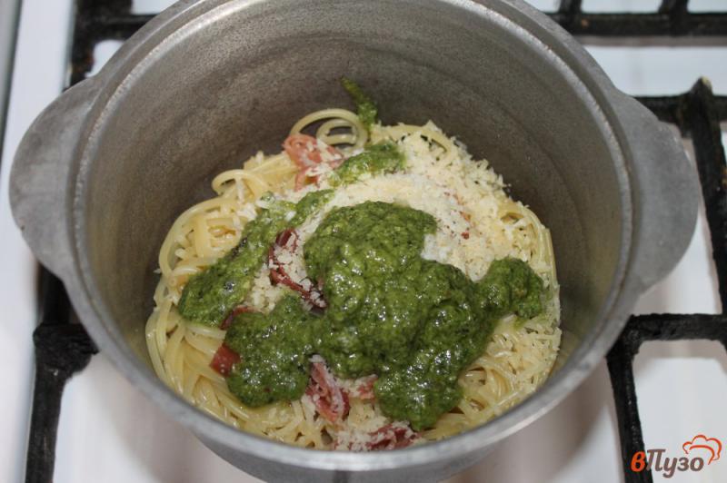 Фото приготовление рецепта: Спагетти с сыром и соусом Песто шаг №5
