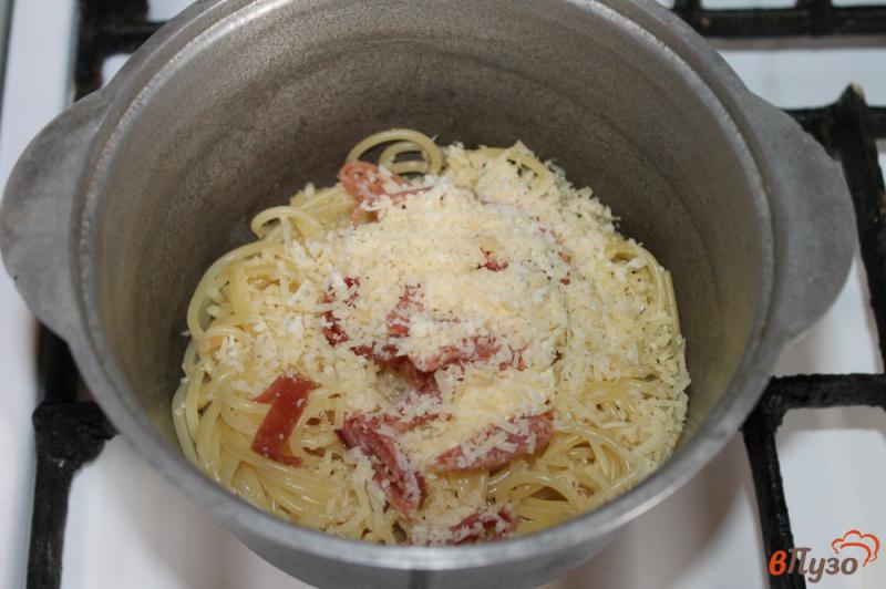 Фото приготовление рецепта: Спагетти с сыром и соусом Песто шаг №4