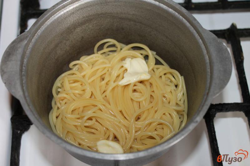 Фото приготовление рецепта: Спагетти с сыром и соусом Песто шаг №3