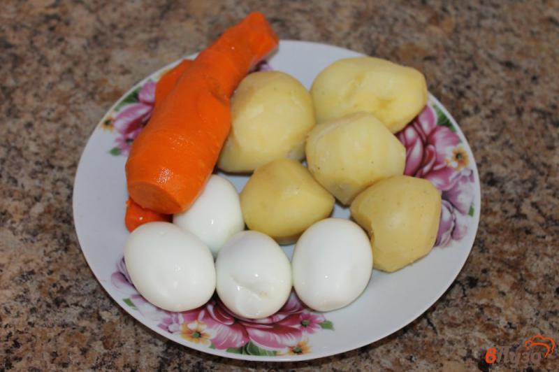 Фото приготовление рецепта: Салат « сельдь под шубой » с куриными яйцами шаг №2