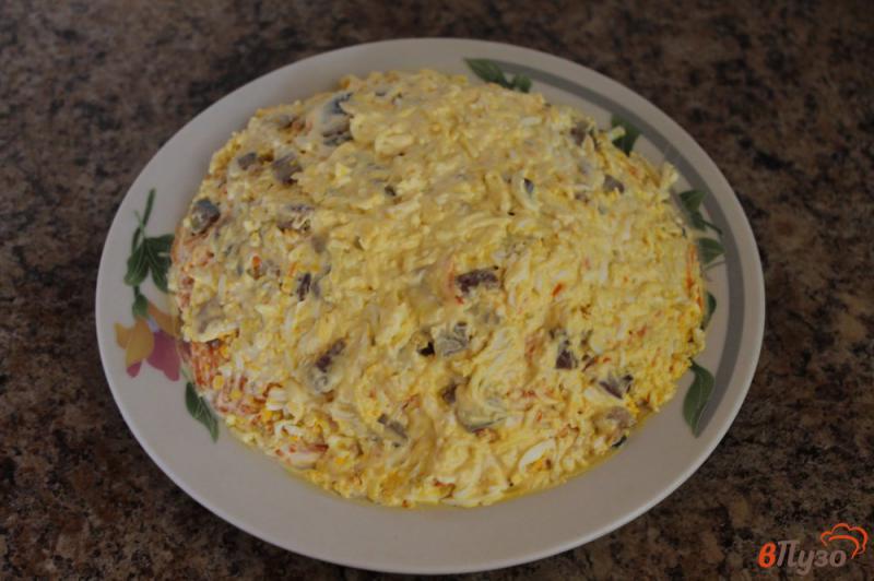 Фото приготовление рецепта: Салат « сельдь под шубой » с куриными яйцами шаг №9