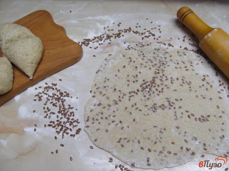 Фото приготовление рецепта: Ржаные лепешки с семенами льна шаг №5