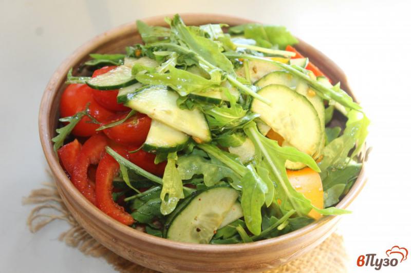Фото приготовление рецепта: Томатный салат с рукколой и перцем в соевом соусе шаг №5