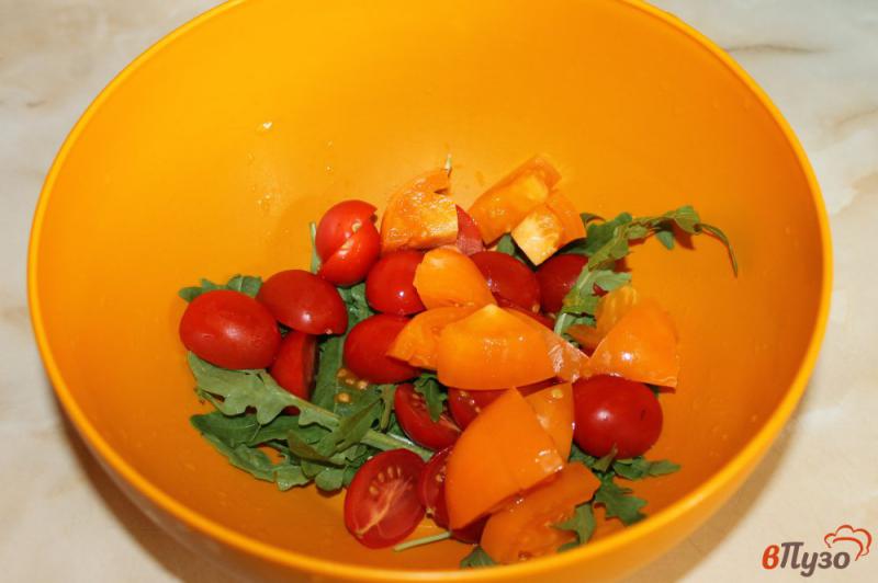 Фото приготовление рецепта: Томатный салат с рукколой и перцем в соевом соусе шаг №2