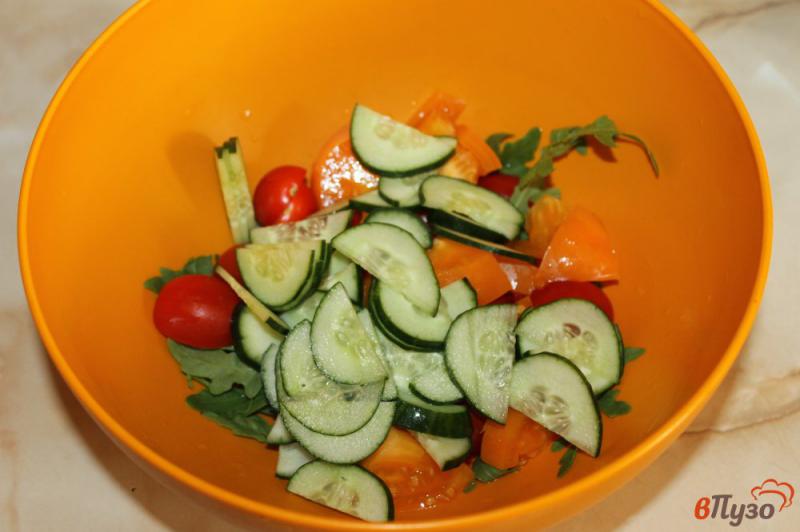 Фото приготовление рецепта: Томатный салат с рукколой и перцем в соевом соусе шаг №3
