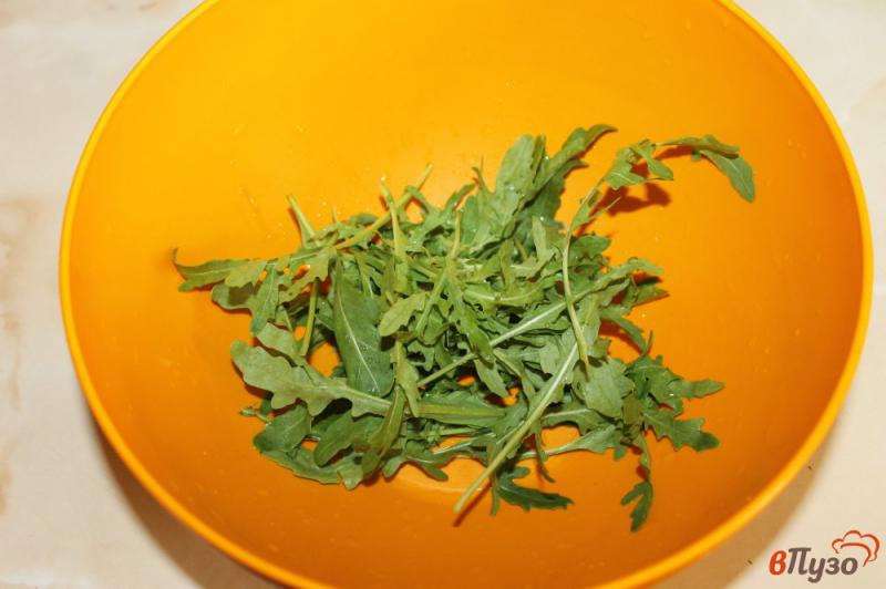 Фото приготовление рецепта: Томатный салат с рукколой и перцем в соевом соусе шаг №1