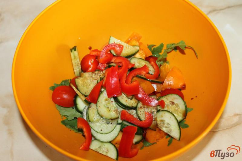 Фото приготовление рецепта: Томатный салат с рукколой и перцем в соевом соусе шаг №4