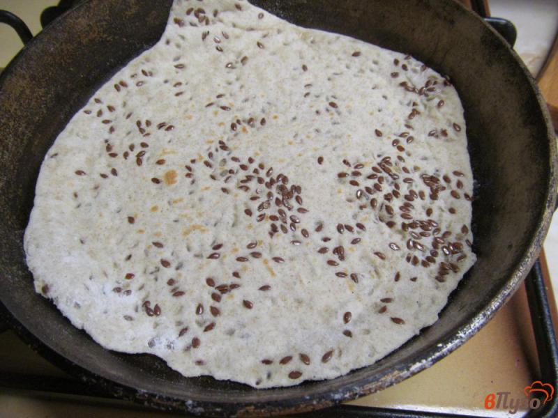 Фото приготовление рецепта: Ржаные лепешки с семенами льна шаг №6