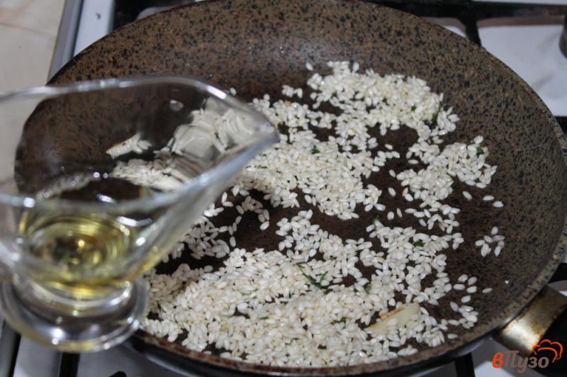 Фото приготовление рецепта: Ризотто со сливками и листочками тимьяна шаг №2