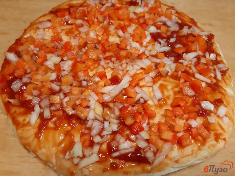 Фото приготовление рецепта: Пицца с салями шаг №5
