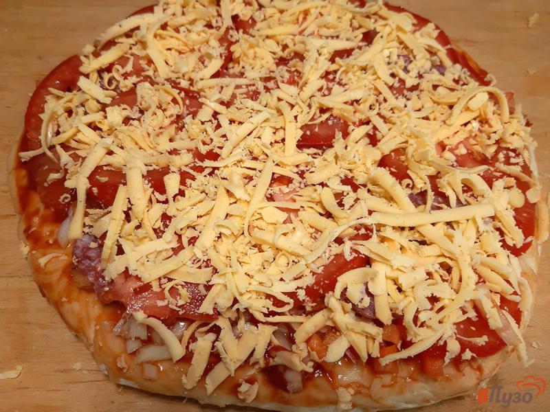 Фото приготовление рецепта: Пицца с салями шаг №8