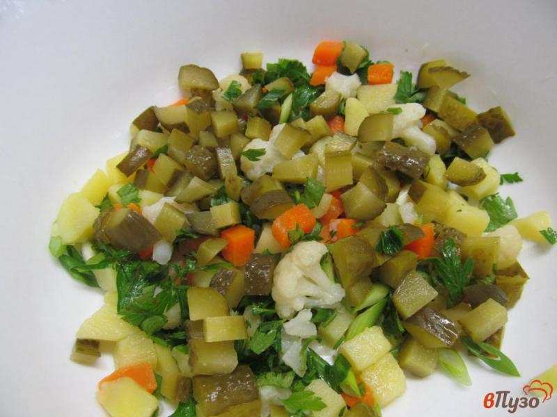 Фото приготовление рецепта: Салат с рыбой горячего копчения соленым огурцом и цветной капустой шаг №3