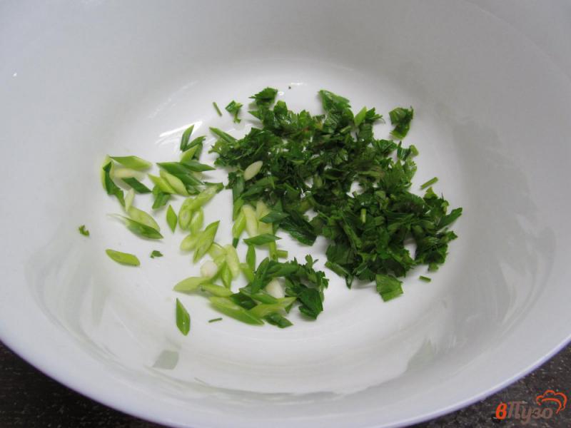 Фото приготовление рецепта: Салат с рыбой горячего копчения соленым огурцом и цветной капустой шаг №2