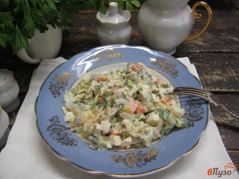 Фото приготовление рецепта: Салат с рыбой горячего копчения соленым огурцом и цветной капустой шаг №6