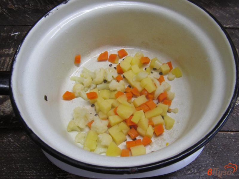Фото приготовление рецепта: Салат с рыбой горячего копчения соленым огурцом и цветной капустой шаг №1
