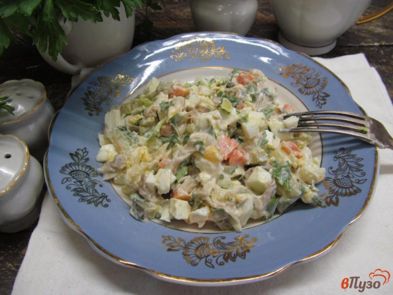 Фото приготовление рецепта: Салат с рыбой горячего копчения соленым огурцом и цветной капустой шаг №5