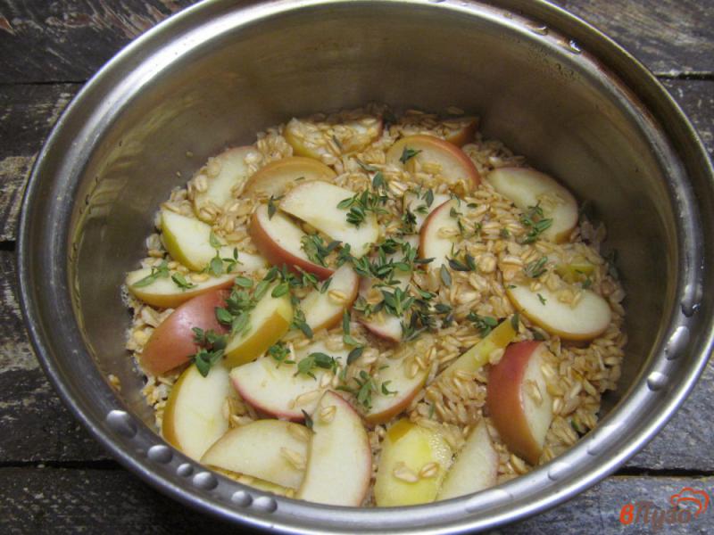 Фото приготовление рецепта: Овсяная каша с яблоком тимьяном и сливочным сыром шаг №3