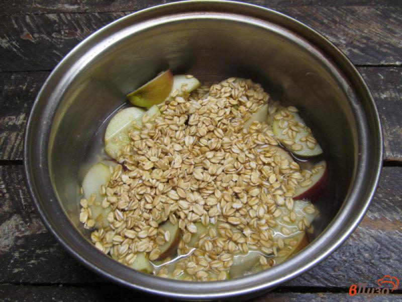 Фото приготовление рецепта: Овсяная каша с яблоком тимьяном и сливочным сыром шаг №2
