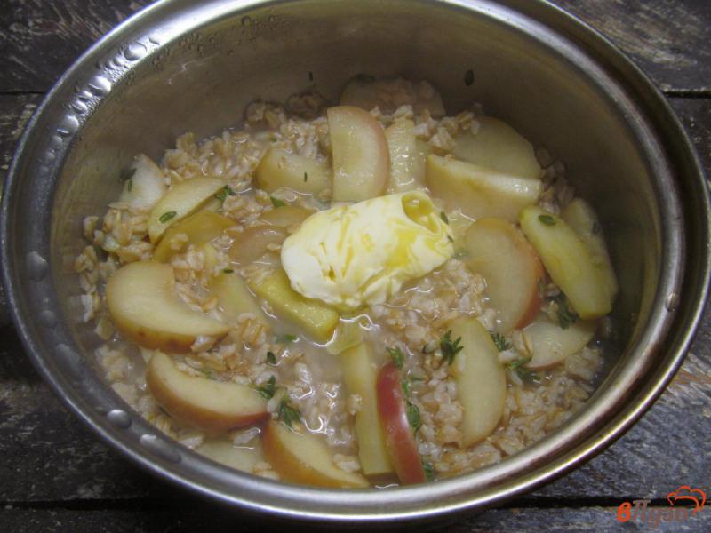 Фото приготовление рецепта: Овсяная каша с яблоком тимьяном и сливочным сыром шаг №4