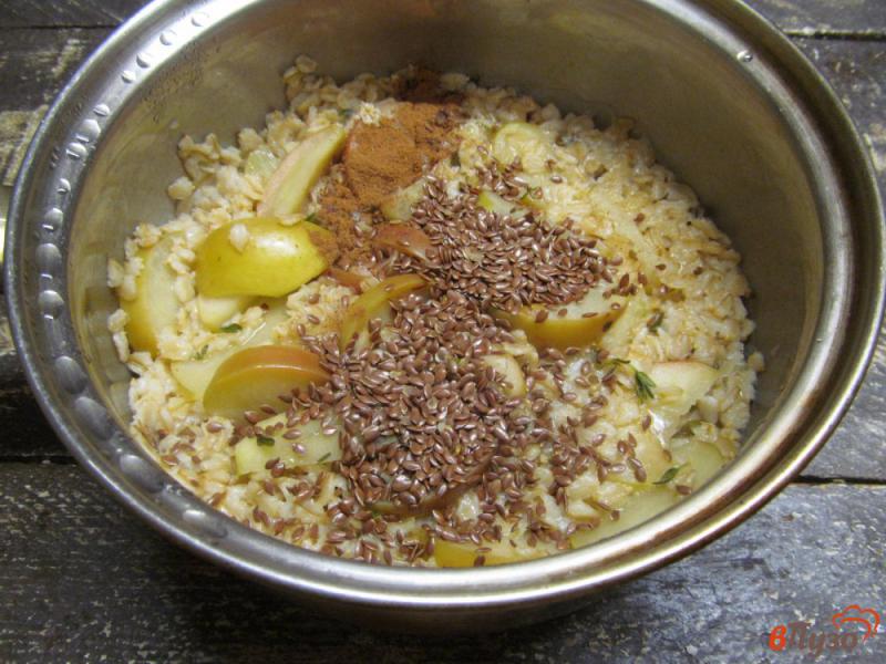 Фото приготовление рецепта: Овсяная каша с яблоком тимьяном и сливочным сыром шаг №5