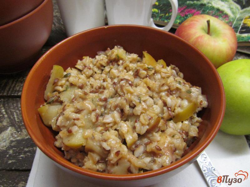 Фото приготовление рецепта: Овсяная каша с яблоком тимьяном и сливочным сыром шаг №6