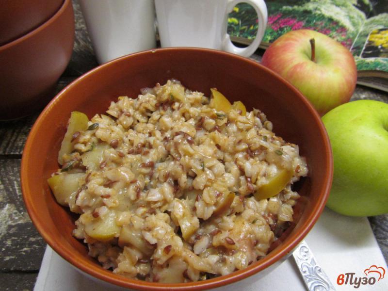 Фото приготовление рецепта: Овсяная каша с яблоком тимьяном и сливочным сыром шаг №7