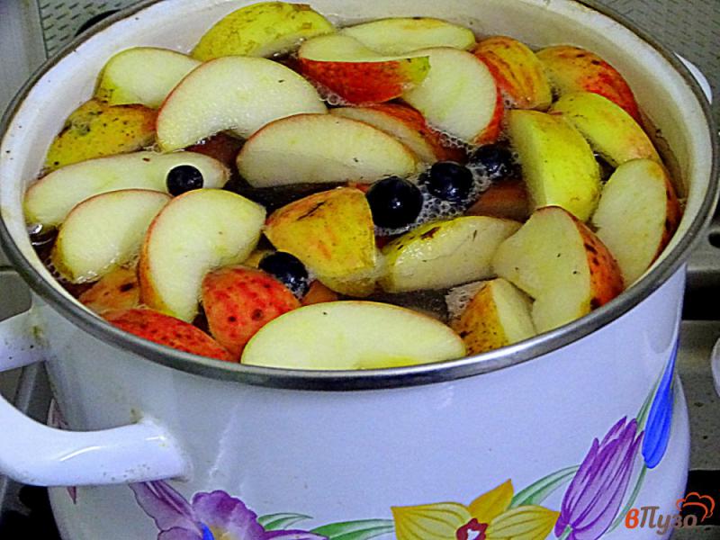 Фото приготовление рецепта: Компот из яблок слив и винограда шаг №6
