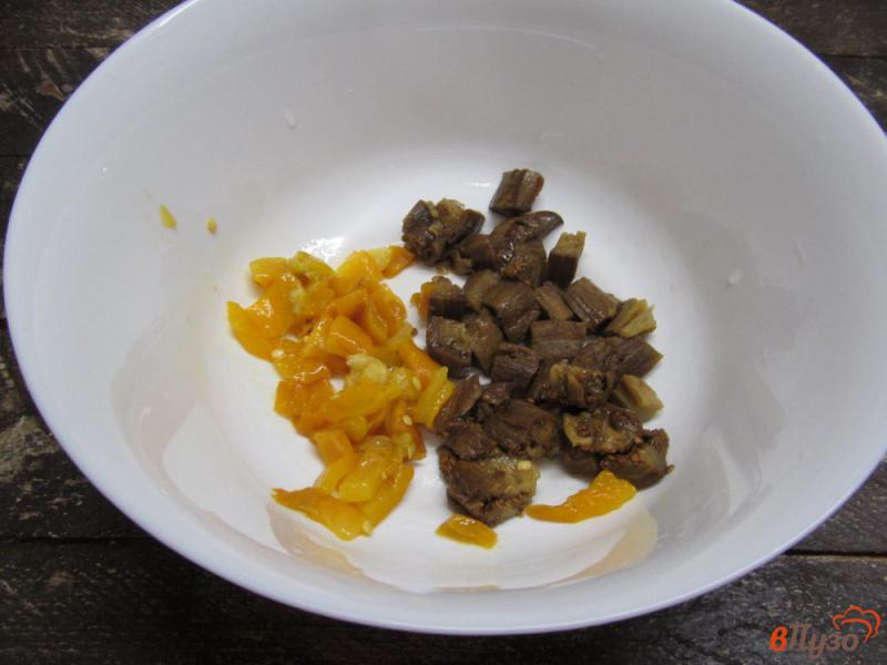 Фото приготовление рецепта: Закуска из печеного баклажана и жареных шампиньонов шаг №4