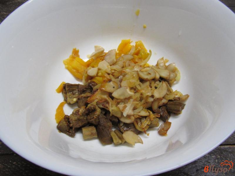 Фото приготовление рецепта: Закуска из печеного баклажана и жареных шампиньонов шаг №7