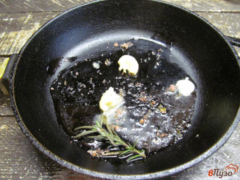 Фото приготовление рецепта: Бисквитный омлет с розмарином и моцареллой шаг №1
