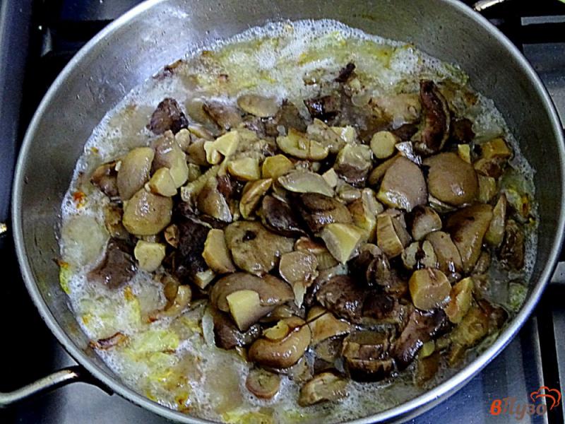 Фото приготовление рецепта: Соус с маслятами и сметаной шаг №3