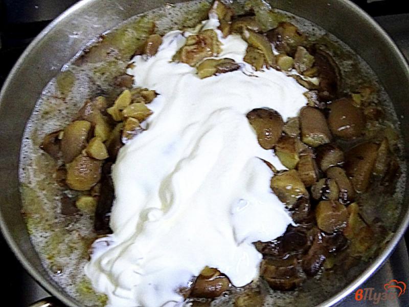 Фото приготовление рецепта: Соус с маслятами и сметаной шаг №4
