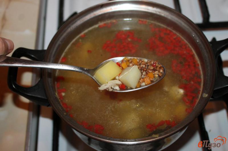 Фото приготовление рецепта: Суп с курицей и гречневой крупой шаг №5