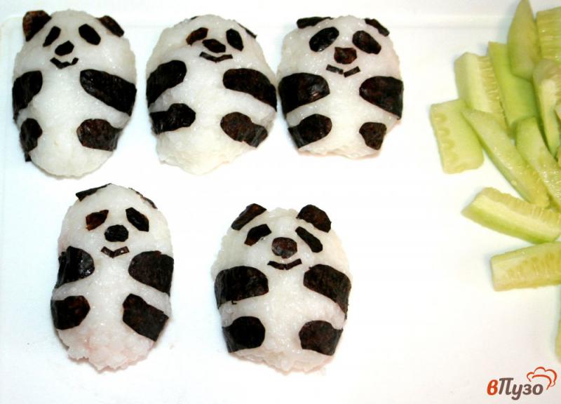 Фото приготовление рецепта: Суши «Веселые панды» шаг №6
