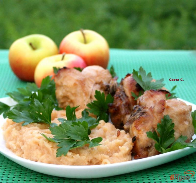 Фото приготовление рецепта: Бедра индейки с яблочным соусом шаг №8
