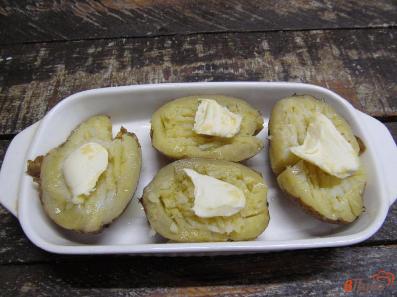 Фото приготовление рецепта: Печеный картофель с начинкой из рыбы горячего копчения шаг №3