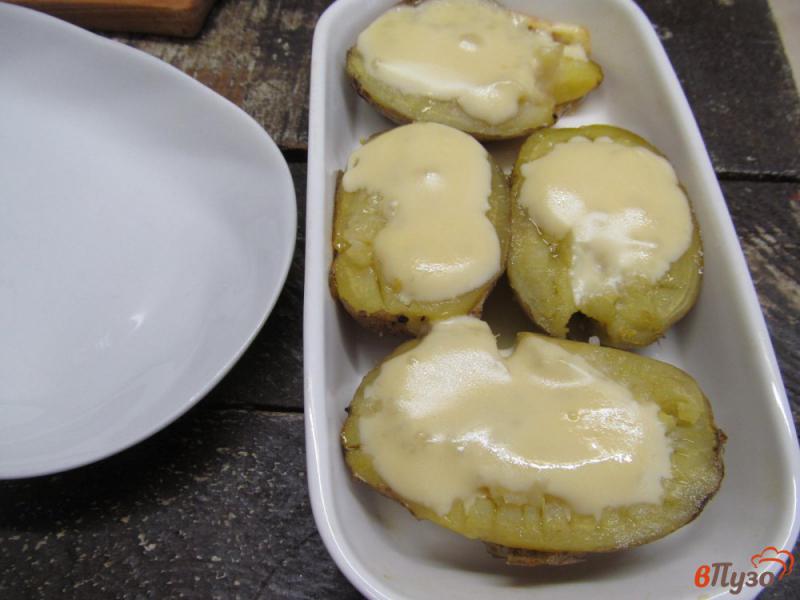 Фото приготовление рецепта: Печеный картофель с начинкой из рыбы горячего копчения шаг №6