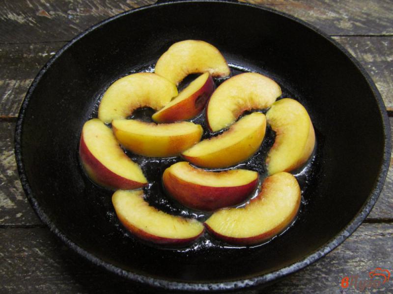 Фото приготовление рецепта: Салат из жареного персика с луком и сыром шаг №1