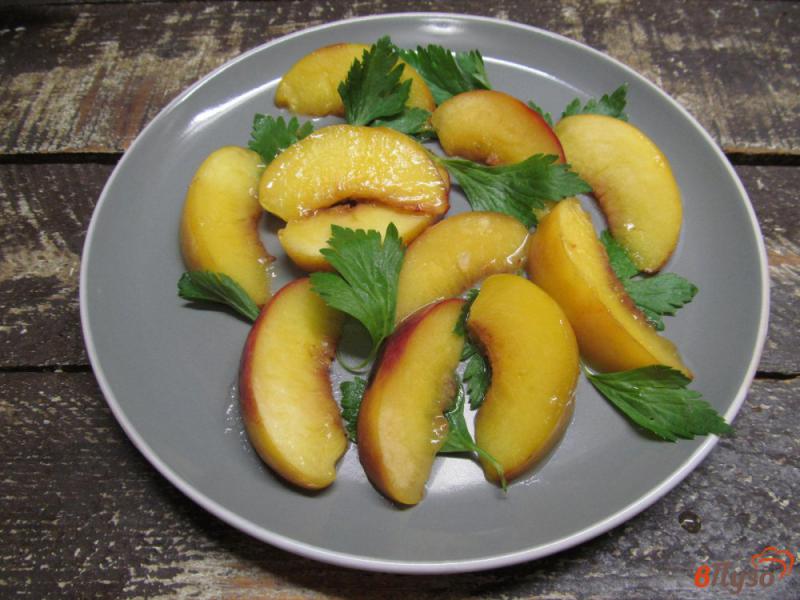 Фото приготовление рецепта: Салат из жареного персика с луком и сыром шаг №2