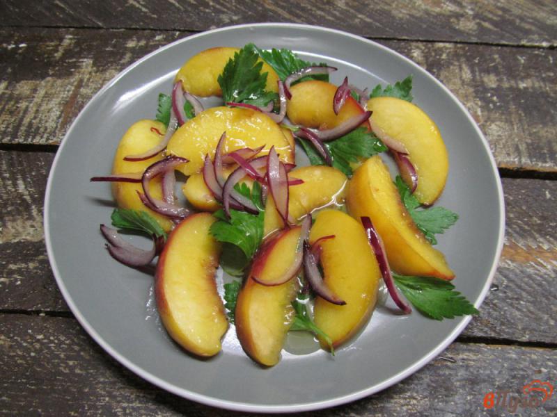 Фото приготовление рецепта: Салат из жареного персика с луком и сыром шаг №3