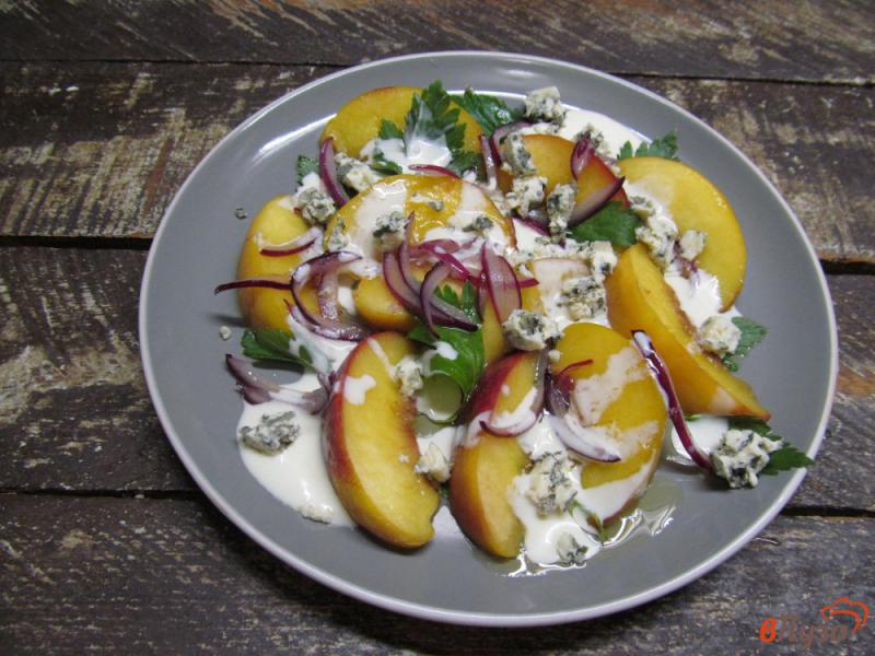 Фото приготовление рецепта: Салат из жареного персика с луком и сыром шаг №4