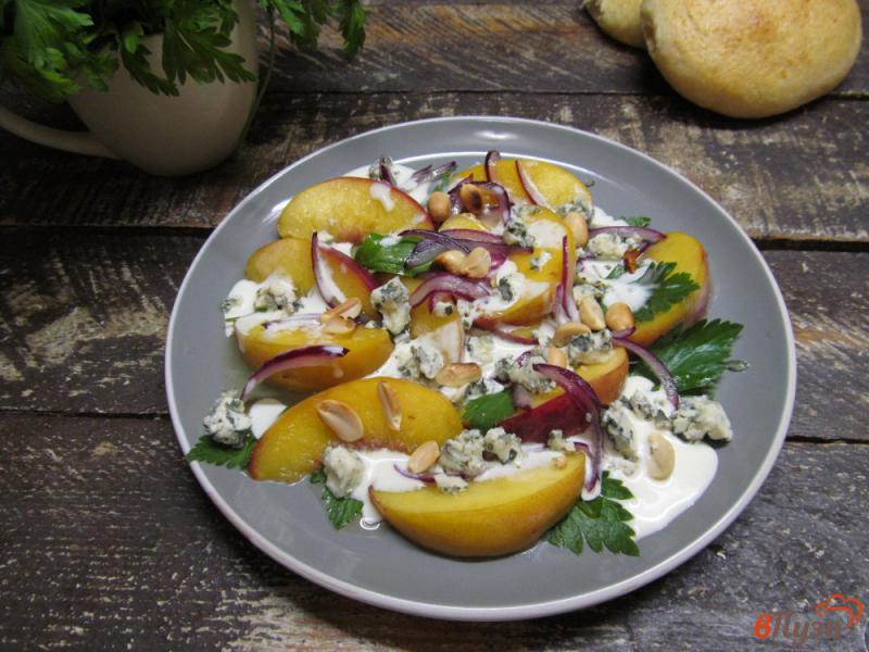 Фото приготовление рецепта: Салат из жареного персика с луком и сыром шаг №6