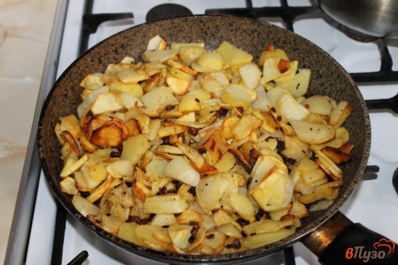 Фото приготовление рецепта: Картофель жареный на копченом сале с луком и чесноком шаг №4