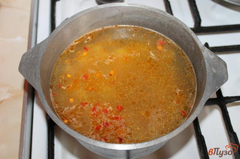 Фото приготовление рецепта: Суп сливочный со свининой и плавленым сыром шаг №4