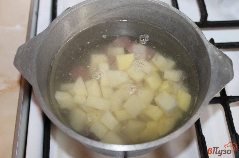 Фото приготовление рецепта: Суп сливочный со свининой и плавленым сыром шаг №3