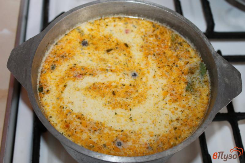 Фото приготовление рецепта: Суп сливочный со свининой и плавленым сыром шаг №7
