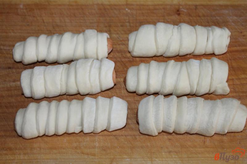 Фото приготовление рецепта: Сосиска в слоеном тесте с кунжутом шаг №3