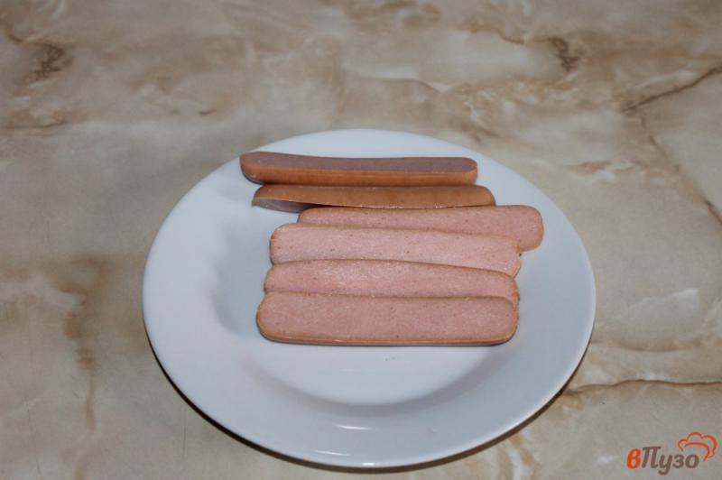 Фото приготовление рецепта: Сосиска в слоеном тесте с кунжутом шаг №2