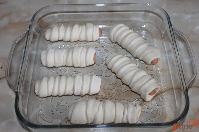 Фото приготовление рецепта: Сосиска в слоеном тесте с кунжутом шаг №4