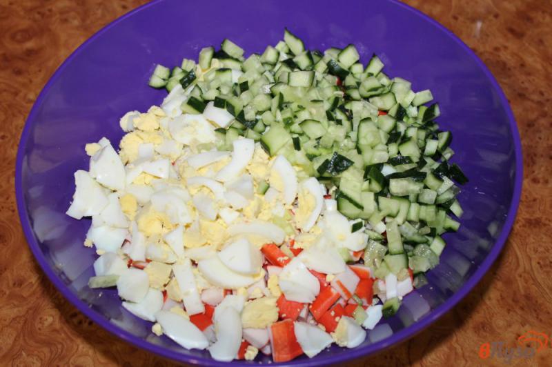 Фото приготовление рецепта: Салат из кукурузы и крабовых палочек шаг №4
